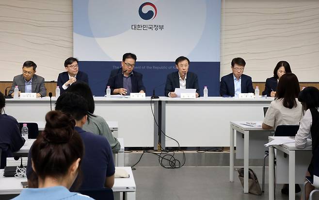 지난 25일 정부세종청사 기획재정부 브리핑룸에서 '2024년 세수재추계' 결과가 발표되고 있다. (왼쪽부터) 전진석 교육부 교육자치협력안전국장,  김재훈 기재부 경제정책국장, 안상열 기재부 재정관리관, 정정훈 기재부 세제실장, 김동일 기재부 예산실장, 송경주 행정안전부 지방재정국장. /연합뉴스