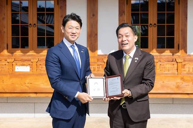 이재준 수원시장(오른쪽)과 이마즈 히로스케 아사히카와시장이 함께하고 있다.ⓒ수원시 제공