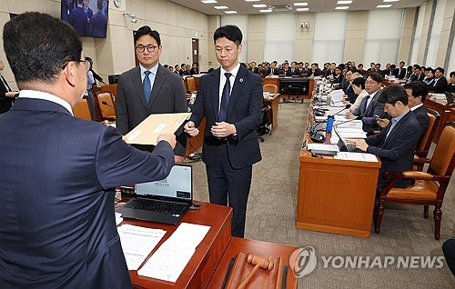 7일 오전 열린 국회 행정안전위원회의 행정안전부, 인사혁신처 등의 국정감사에서 더불어민주당 소속 신정훈 위원장이 대통령 관저 불법증축 및 구조공사와 관련한 증인인 김태영·이승만 21그램 대표를 출석시키기 위한 동행명령장을 발부하고 있다. [연합뉴스]