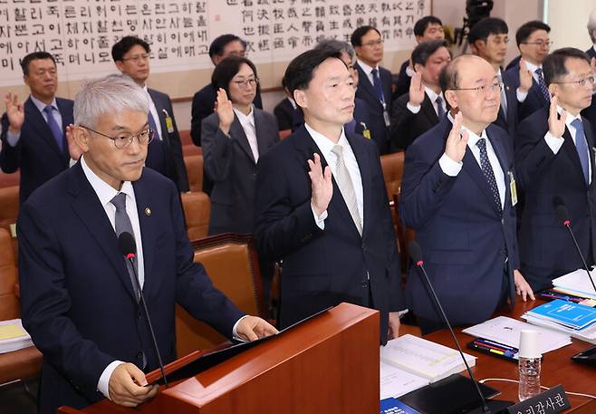 천대엽 법원행정처장 등이 7일 국회에서 열린 법제사법위원회의 대법원 등에 대한 국정감사에 출석, 선서를 하고 있다. 연합뉴스