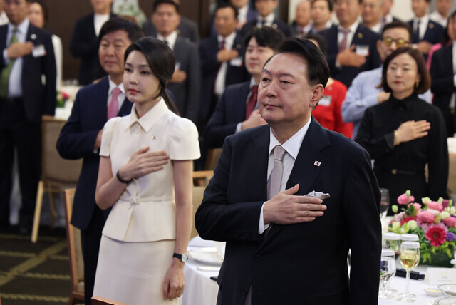 필리핀을 국빈 방문한 윤석열 대통령과 김건희 여사가 6일 저녁(현지시각) 마닐라 페닌슐라 호텔에서 열린 동포 만찬 간담회에서 국기에 대한 경례를 하고 있다. 연합뉴스