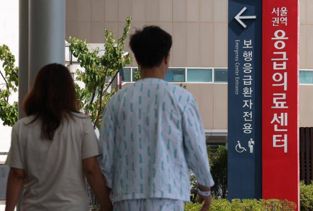 지난 9월 27일 서울 시내 한 대형병원에서 한 환자가 이동하고 있다. 연합뉴스