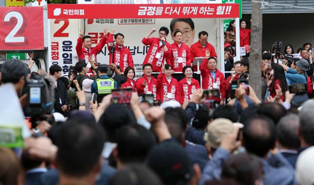 한동훈 국민의힘 대표가 5일 부산 금정구 이마트 앞에서 윤일현 금정구청장 보궐선거 후보의 유세차량에 올라 윤 후보의 지지를 호소하고 있다. 부산=뉴시스