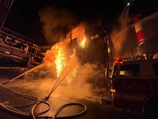 2022년 울산 남구 한 공장 에너지저장장치(ESS)에서 불이 나 소방대가 진화 작업을 벌이고 있다. 울산소방본부 제공