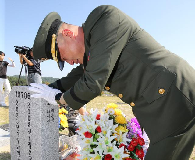 지난 6월 이용민 전 해병대 1사단 포병여단 포병7대대장(중령)이 대전 유성구 국립대전현충원 채 상병의 묘역을 찾아 참배한 뒤 눈물을 흘리고 있다. 대전=뉴스1