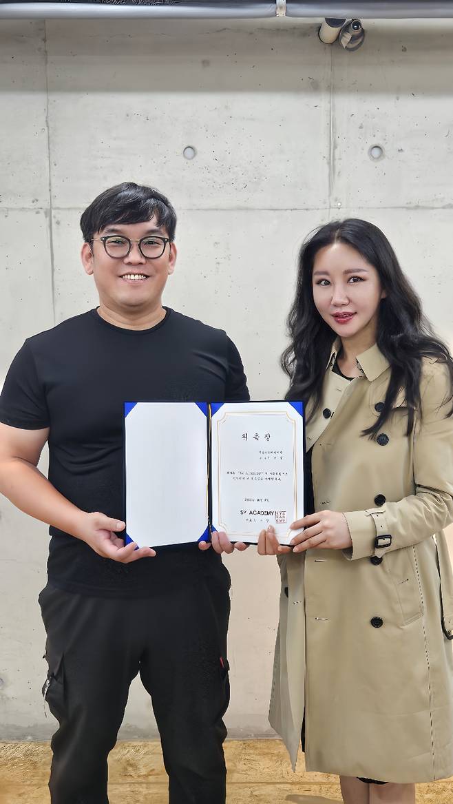 김동진(왼쪽부터) 서울문화예술대학교 교수와 김소영 SY퍼스널브랜드 & SY아카데미 대표원장.&nbsp;&nbsp;