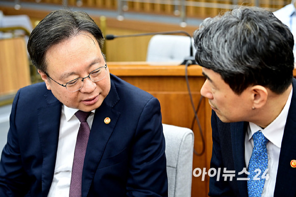 이주호 사회부총리 겸 교육부장관과 조규홍 보건복지부장관이 12일 오후 서울 여의도 국회에서 열린 지역·필수의료체계 개선을 위한 당정협의회에 앞서 대화를 나누고 있다. [사진=곽영래 기자]