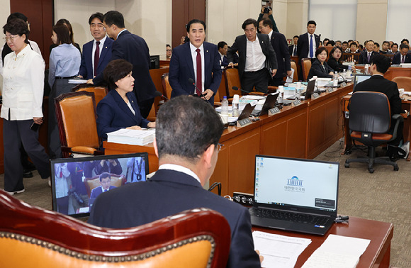 7일 오전 서울 여의도 국회에서 열린 행정안전위원회의 행정안전부 등에 대한 국정감사에서 신정훈 위원장이 대통령 관저 불법증축 및 구조 공사 관련 증인으로 채택된 김태영, 이승만 21그램 대표에 대한 동행명령장 발부의 건을 의결하려 하자 국민의힘 의원들이 퇴장하고 있다. 2024.10.07. [사진=뉴시스]