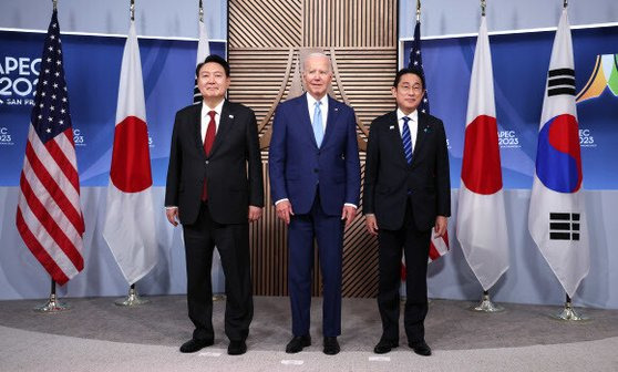 지난해 APEC 정상 회의서 회동한 윤 대통령과 바이든 미 대통령, 기시다 당시 일본 총리. [연합뉴스]