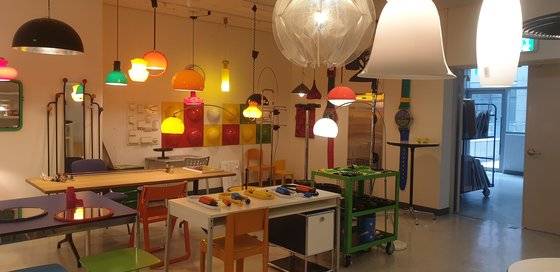 특유의 강렬한 색감과 다양한 소재가 섞인 인테리어 소품이 진열된 섹션. [사진 정춘목]