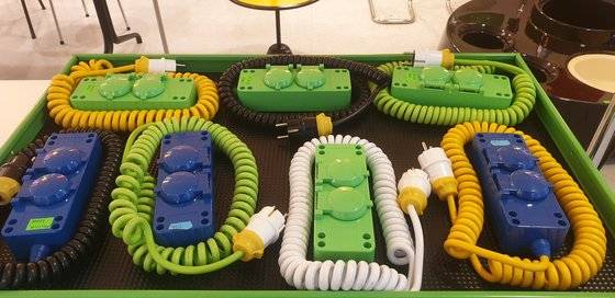 선명한 컬러와 레트로한 디자인을 가진 사무엘 스몰스의 콘센트. 귀여운 모양과 컬러로 이곳의 대표상품이 됐다. [사진 정춘목]