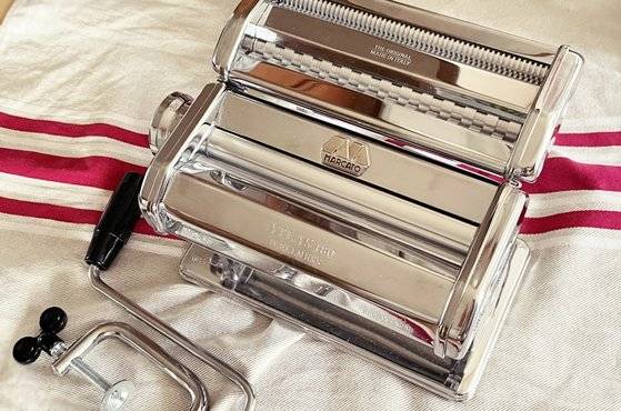 마르카토 아틀라스 180 클래식. 단순한 구조와 작동법으로 손쉽게 생면을 만들 수 있는 제면기다.