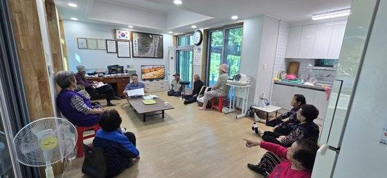 지난 2일 오후 전북 무주군 적상면 용담경로당 겸 마을회관에서 곽동환(52) 이장이 70~90대 주민 11명에게 공지 사항을 전달하고 있다. 국토교통부 그린리모델링 사업에 선정된 용담경로당은 LED 조명과 이중창 등 교체 후 지난 8월 다시 문을 열었다. 무주=김준희 기자