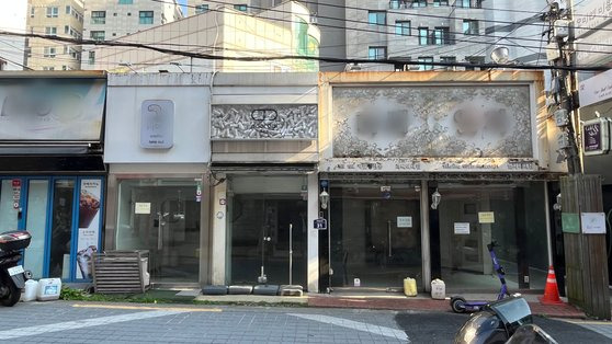 금융사 3곳 이상에서 돈을 빌린 ‘다중채무’ 자영업자 대출잔액은 지난 6월 말 기준 753조8000억원으로 석달 사이 1조원 불어났다. 사진은 공실 상가가 늘어선 서울 서대문구 이화여대 인근 골목. 중앙포토.