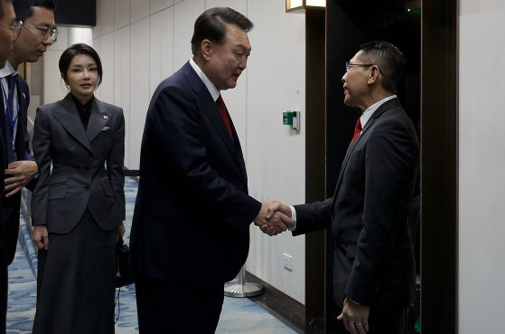 싱가포르를 국빈 방문한 윤석열 대통령과 김건희 여사가 7일(현지시간) 싱가포르 창이 국제공항에 도착해 영접 나온 말리 키 싱가포르 명예수행장관과 인사하고 있다. 연합뉴스