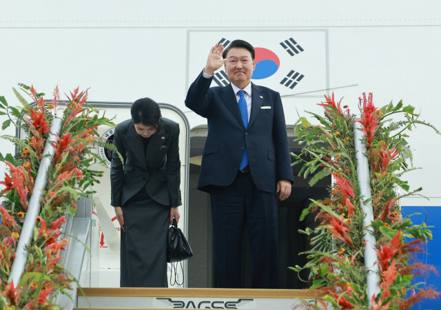 ▲ 필리핀 국빈 방문을 마친 윤석열 대통령과 김건희 여사가 7일(현지시간) 오후 필리핀 마닐라 니노이 아키노 국제공항에서 다음 국빈 방문지인 싱가포르로 향하기 위해 전용기인 공군 1호기에 올라 인사하고 있다. 연합뉴스