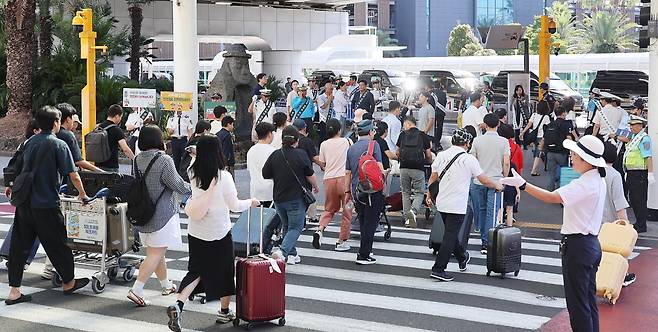 제주국제공항에 도착한 관광객들이 대합실을 빠져나와 렌터카 주차장으로 향하고 있다. 사진=연합뉴스