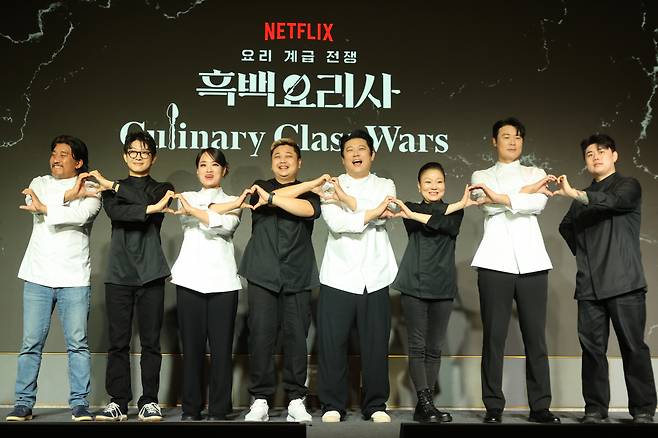 From left: Edward Lee, Kang Seung-won, Jung Ji-sun, Yoon Nam-no, Jang Ho-jun, Kim Mi-ryung, Choi Hyun-seok and Kwon Jung-jun, the top eight finalists of "Culinary Class Wars," pose for a photo during a press conference held in Mapo-gu, Seoul, Monday. (Yonhap)