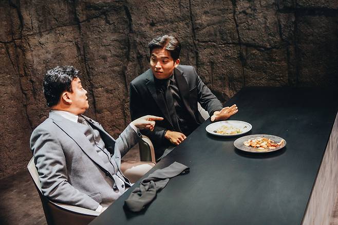 "Culinary Class Wars" starring Paik Jong-won (left) and Ahn Sung-jae (Netflix)