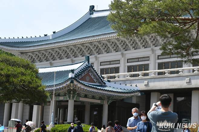 청와대 본관 내부 일부 및 관저 내부가 일반인들에게 공개된 지난 2022년 오후 시민들이 청와대 본관 입장을 위해 길게 줄 서 있다. 사진=곽경근 대기자