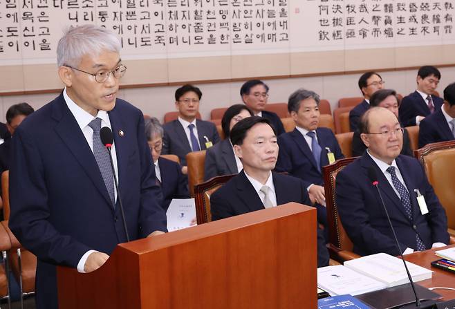 천대엽 법원행정처장이 7일 국회에서 열린 법제사법위원회의 대법원 등에 대한 국정감사에 출석, 업무 보고를 하고 있다. 연합뉴스