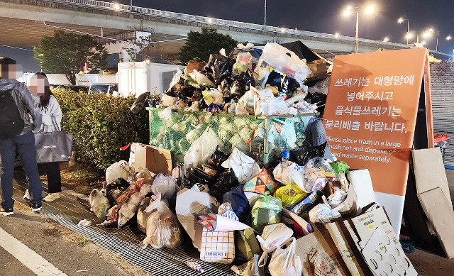 ‘서울 세계불꽃축제’가 열린 지난 5일 여의도 한강공원에 쓰레기가 쌓여 있다.