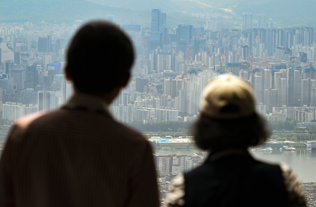 서울 용산구 남산서울타어에서 서울 시내 아파트를 내려다보는 모습. 윤웅 기자