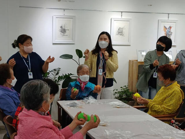 ‘재가노인지원서비스’는 만 65세 이상 노인을 대상으로 정서지원, 주거안정, 인지지원, 긴급지원, 도시락배달 등을 하고 있다. 시흥시 제공