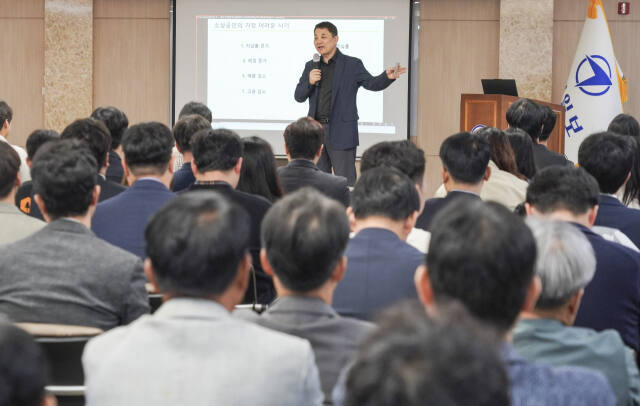 7일 오전 경기일보 대회의실에서 송조은 ㈜온리원연구소 대표가 ‘소상공인이 잘 파는 혁신 전략’을 주제로 강의하고 있다. 홍기웅기자