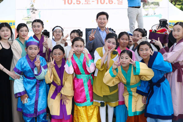 지난 5일 오후 용인시 처인구 모현읍 포은 정몽주 묘역 일원에서 열린 제20회 포은문화제 현장에서 이상일 시장이 아이들과 기념촬영을 하고 있다. 용인특례시 제공