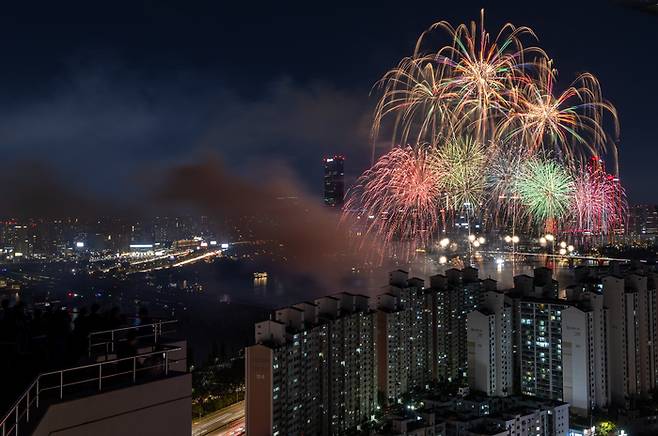 5일 오후 서울 여의도 한강공원에서 열린 ‘2024 서울세계불꽃축제’에서 불꽃이 가을밤을 수놓고 있다. [사진 출처 = 연합뉴스]