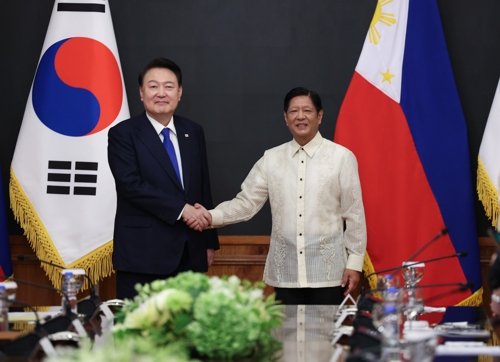 윤석열 대통령이 7일 오전(현지시간) 필리핀 마닐라 말라카냥 대통령궁에서 페르디난드 마르코스 필리핀 대통령과 한·필리핀 확대 정상회담에 앞서 기념 촬영을 하고 있다. [사진=연합뉴스]