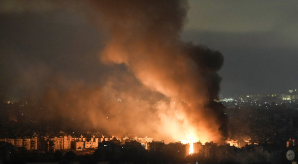 On the 7th, flames and smoke are rising due to an Israeli airstrike in Dahieh, Beirut, Lebanon. (AP/Yonhap)