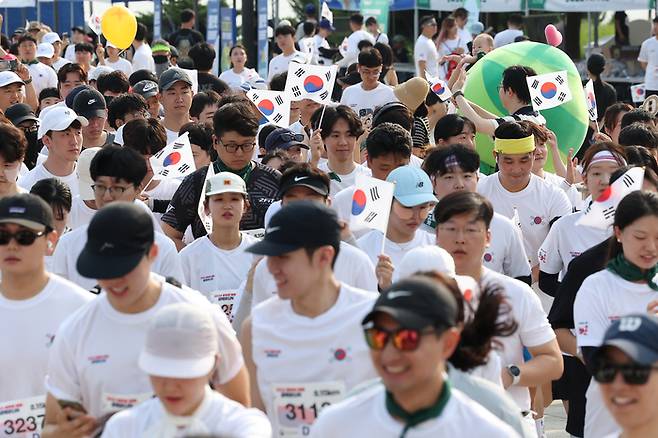 국가보훈부가 15일 오전 서울 영등포구 여의도한강공원에서 연 ‘2024 모두의 해방, 광복RUN’ 달리기 행사에서 시민들이 뛰고 있다.[사진제공=연합뉴스]