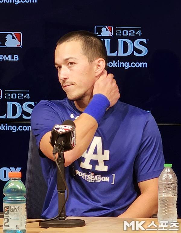 다저스 유틸리티 선수 에드먼이 인터뷰를 갖고 있다. 사진(美 로스앤젤레스)= 김재호 특파원