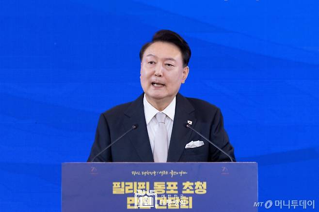 (서울=뉴스1) 송원영 기자 = 필리핀을 국빈 방문한 윤석열 대통령이 6일 오후(현지시간) 필리핀 마닐라 페닌슐라 호텔에서 열린 동포 만찬 간담회에서 인사말을 하고 있다. (대통령실 홈페이지) 2024.10.7/뉴스1 Copyright (C) 뉴스1. All rights reserved. 무단 전재 및 재배포, AI학습 이용 금지. /사진=(서울=뉴스1) 송원영 기자