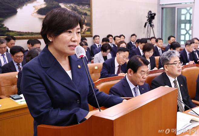 (서울=뉴스1) 구윤성 기자 = 송미령 농림축산식품부 장관이 9일 오전 서울 여의도 국회에서 열린 농림축산식품해양수산위원회 전체회의에서 업무보고를 하고 있다. 2024.7.9/뉴스1  Copyright (C) 뉴스1. All rights reserved. 무단 전재 및 재배포,  AI학습 이용 금지. /사진=(서울=뉴스1) 구윤성 기자