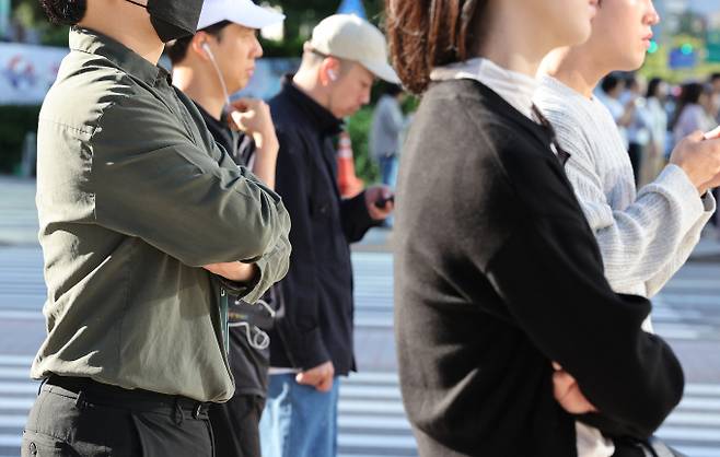 7일 남부지방과 제주도 중심으로 비가 예보돼 있다. 지난달 24일 오전 서울 종로구 광화문광장 인근에서 시민이 몸을 웅크린 채 길을 걷고 있다. /사진=뉴스1