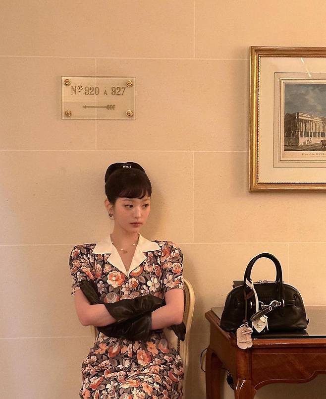 걸그룹 아이비 멤버 장원영이 오드리 헵번의 재탄생을 연상케 했다. 사진은 장원영이 프랑스 파리에서 찍은 일상의 모습. /사진=장원영 인스타그램