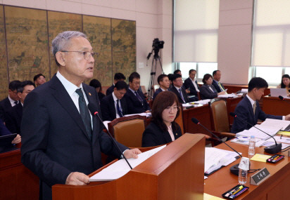 유인촌 문화체육부 장관이 7일 국회에서 열린 문화체육관광위원회의 문화체육관광부 국정감사에서 업무보고를 하고 있다. 뉴시스