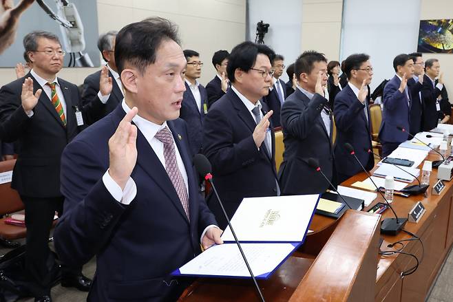 김태규 방송통신위원장 직무대행이 7일 서울 여의도 국회에서 열린 과학기술정보방송통신위원회의 방송통신위원회 등에 대한 국정감사에서 증인선서를 하고 있다. 연합뉴스