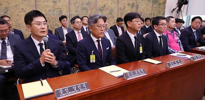 7일 오후 속개한 국회 문화체육관광위원회의 문화체육관광부 국정감사에 양민석 와이지엔터테인먼트 대표이사(왼쪽부터), 장철혁 에스엠엔터테인먼트 대표이사, 정욱 제이와이피엔터테인먼트 대표이사, 최준원 위버스컴퍼니 대표 등이 참석해 의원 질의에 답변하고 있다. [연합]