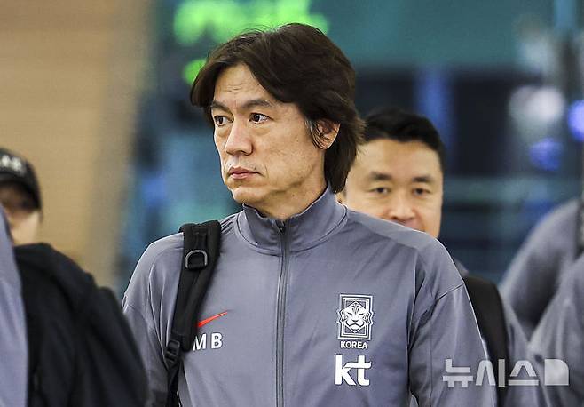 [인천공항=뉴시스] 정병혁 기자 = 대한민국 남자 축구대표팀 홍명보 감독이 6일 인천국제공항에서 요르단으로 출국하기 위해 이동하고 있다.홍명보호는 10일 오후 11시(한국시각) 요르단 암만의 암만 국제경기장에서 요르단과 '2026 국제축구연맹(FIFA) 북중미 월드컵' 아시아 지역 3차 예선 3차전을 치른다. 이후 15일 오후 8시 용인미르스타디움에서 이라크와 4차전을 갖는다. 2024.10.06. jhope@newsis.com