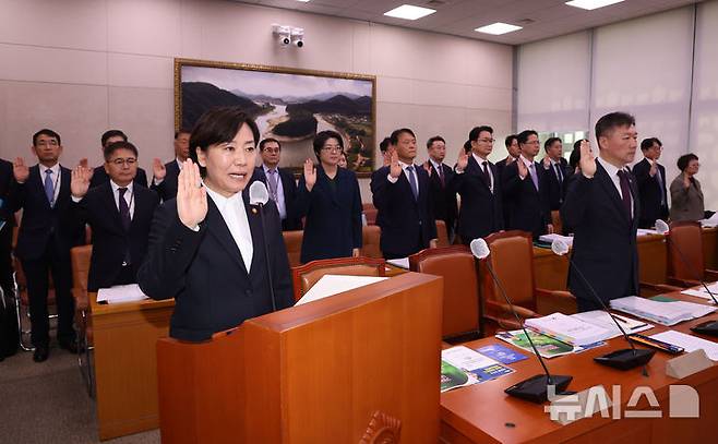 [서울=뉴시스] 권창회 기자 = 송미령 농림축산식품부 장관이 7일 오전 서울 여의도 국회에서 열린 농림축산식품해양수산위원회 국정감사에서 증인선서를 하고 있다. 2024.10.07. kch0523@newsis.com