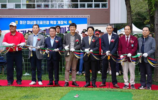 광주광역시는 북구 첨단지구 '광주시민의 숲'과 어우러진 '첨단대상파크골프장'을 명품 파크골프장으로 새단장, 7일 문을 열었다. 광주시 제공