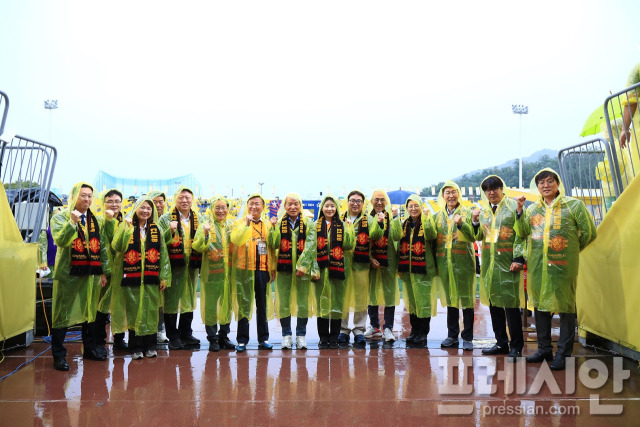 ▲광주FC는 지난 6일 광주축구전용구장서 정규시즌 최종전에 앞서 구단 노동일 대표이사를 비롯해 지역 내 각 기관대표들이 참석한 가운데 2025 홍보 마케팅 네트워크 협약을 체결했다.ⓒ광주FC