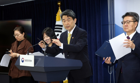 이주호(오른쪽 두 번째) 부총리 겸 교육부 장관이 6일 서울 종로구 정부서울청사에서 의과대학 학사 정상화를 위한 비상대책안 발표를 마치고 질문에 답변하고 있다. 정부는 내년도 1학기에 복귀하는 의대생에 한해 제한적으로 휴학을 허용하기로 했다고 이날 밝혔다. 뉴스1