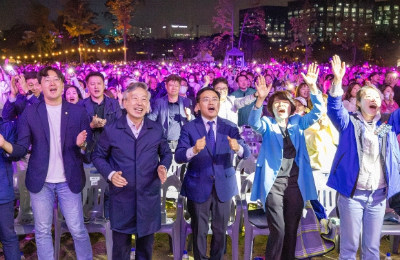 지난해 서울 강서구에서 열린 허준 축제에서 진교훈(가운데) 강서구청장이 주민들과 함께 공연을 보며 즐거워하고 있다. 강서구 제공