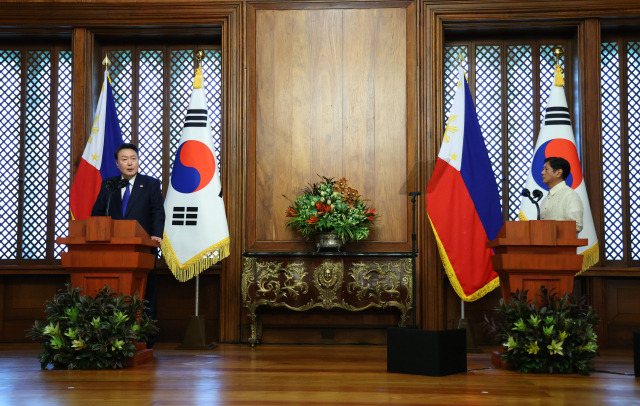 윤석열 대통령이 7일 오전(현지시간) 필리핀 마닐라 말라카냥 대통령궁에서 페르디난드 마르코스 필리핀 대통령과 공동언론발표를 하고 있다. 마닐라=연합뉴스