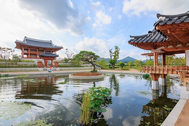 국립세종수목원의 조선시대 정원을 재현한 공간.  국내 최대 사계절 온실을 비롯해 한국적 전통과 현대적 정원 문화를 체험할 수 있는 20개의 전시원이 있다                                                                                             사진제공｜지엔씨이십일